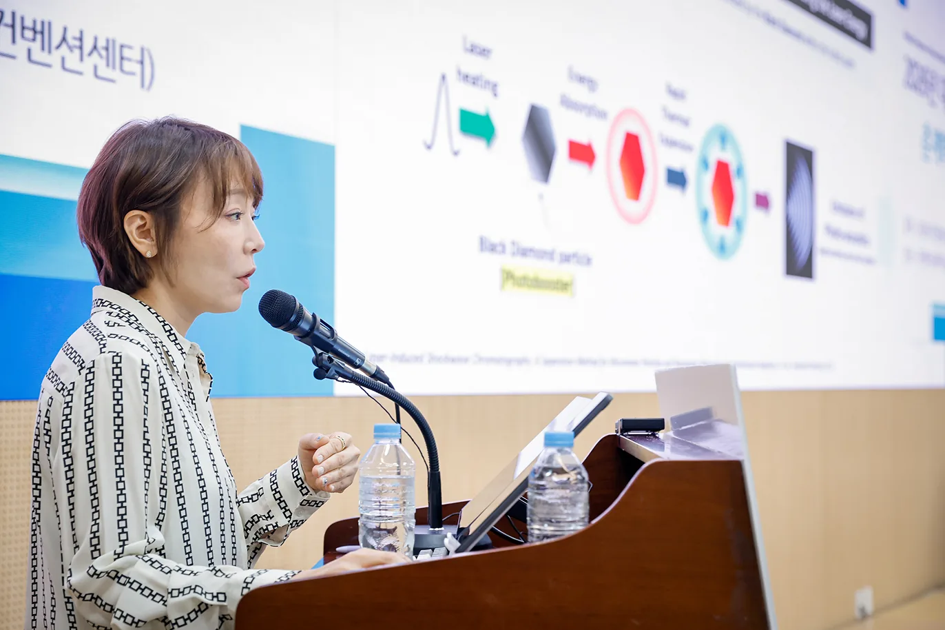 학술대회 연단에서 발표하는 이경은 원장