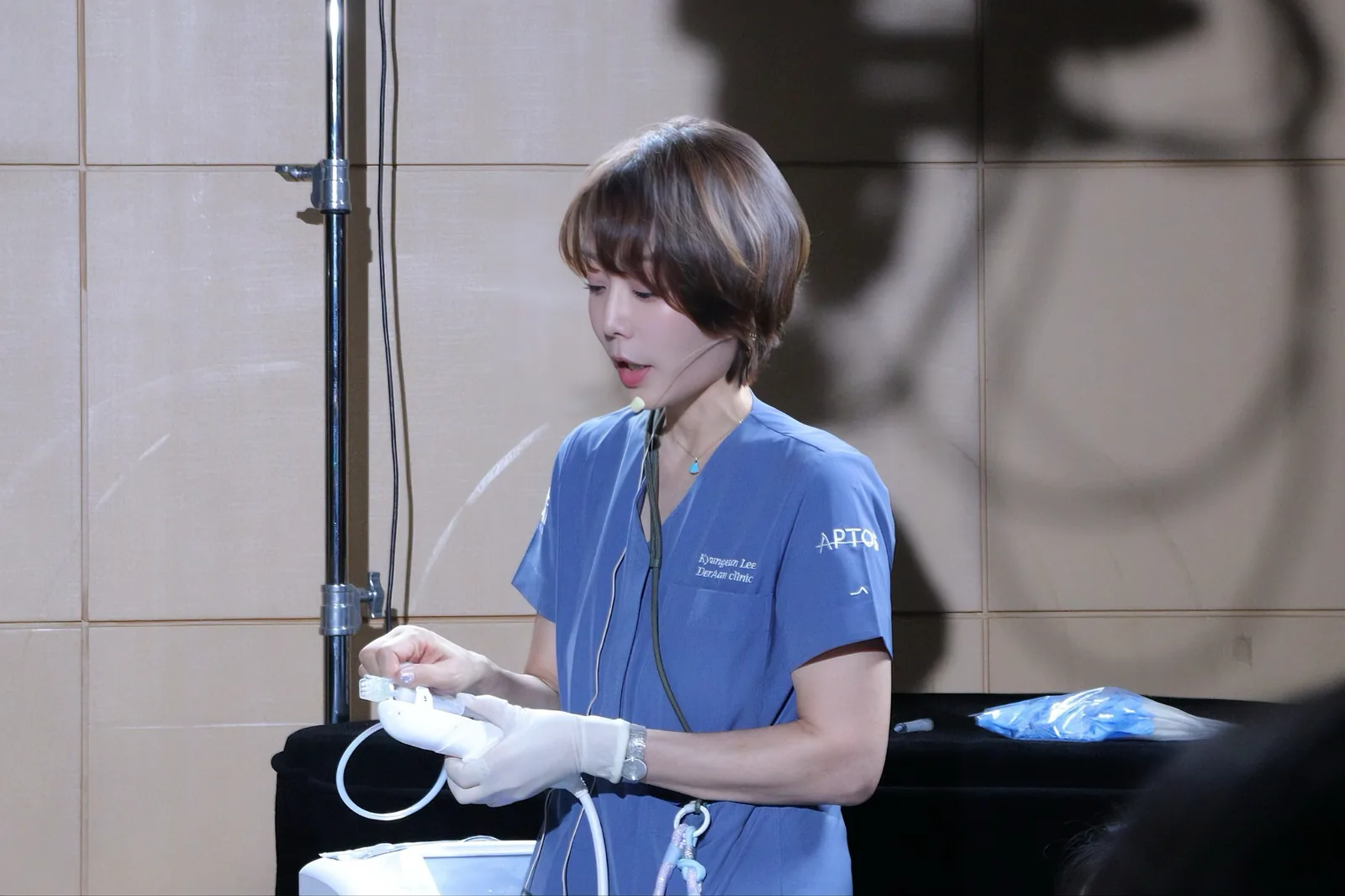 시술을 준비하는 이경은 원장