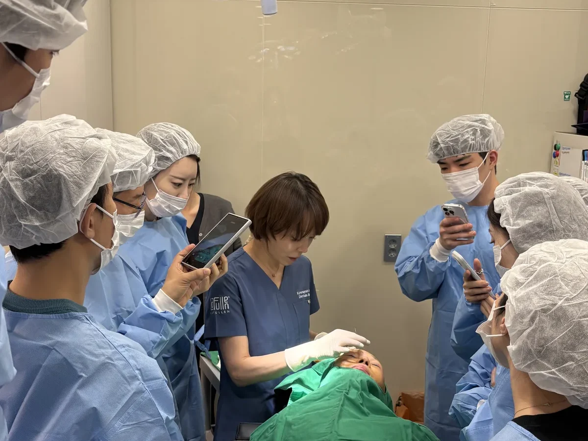 참관 의료진에 둘러싸여 시술하는 이경은 원장
