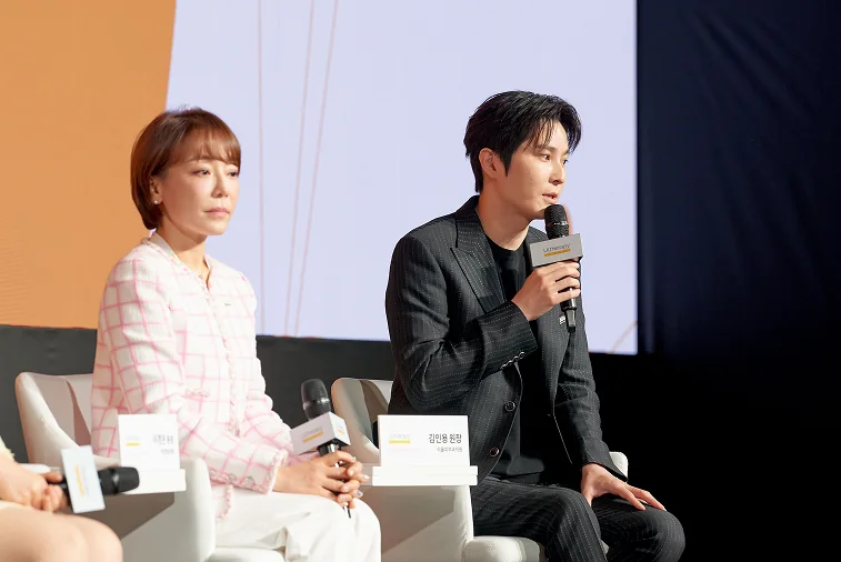 Merz Aesthetics 행사 무대의 이경은 원장