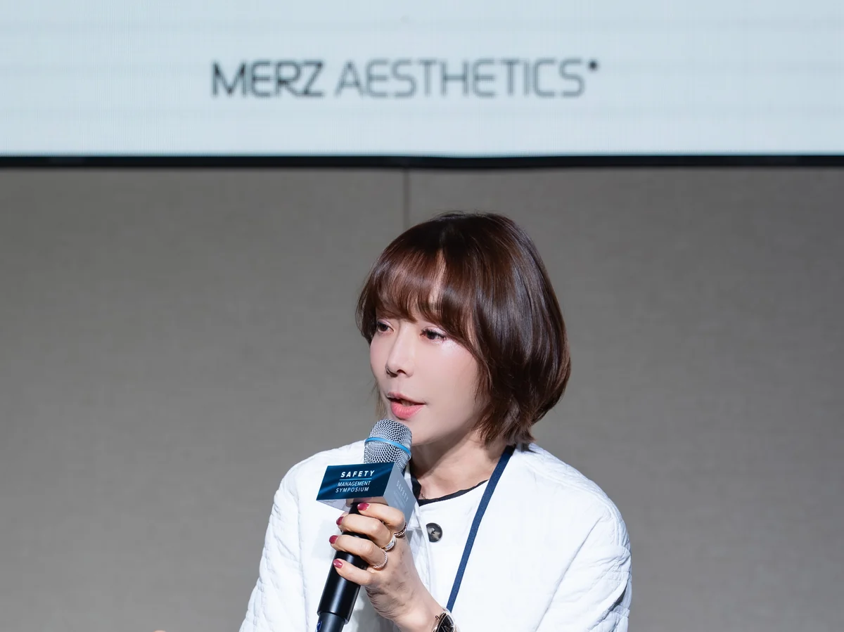 Merz Aesthetics 심포지엄에서 발언하는 이경은 원장